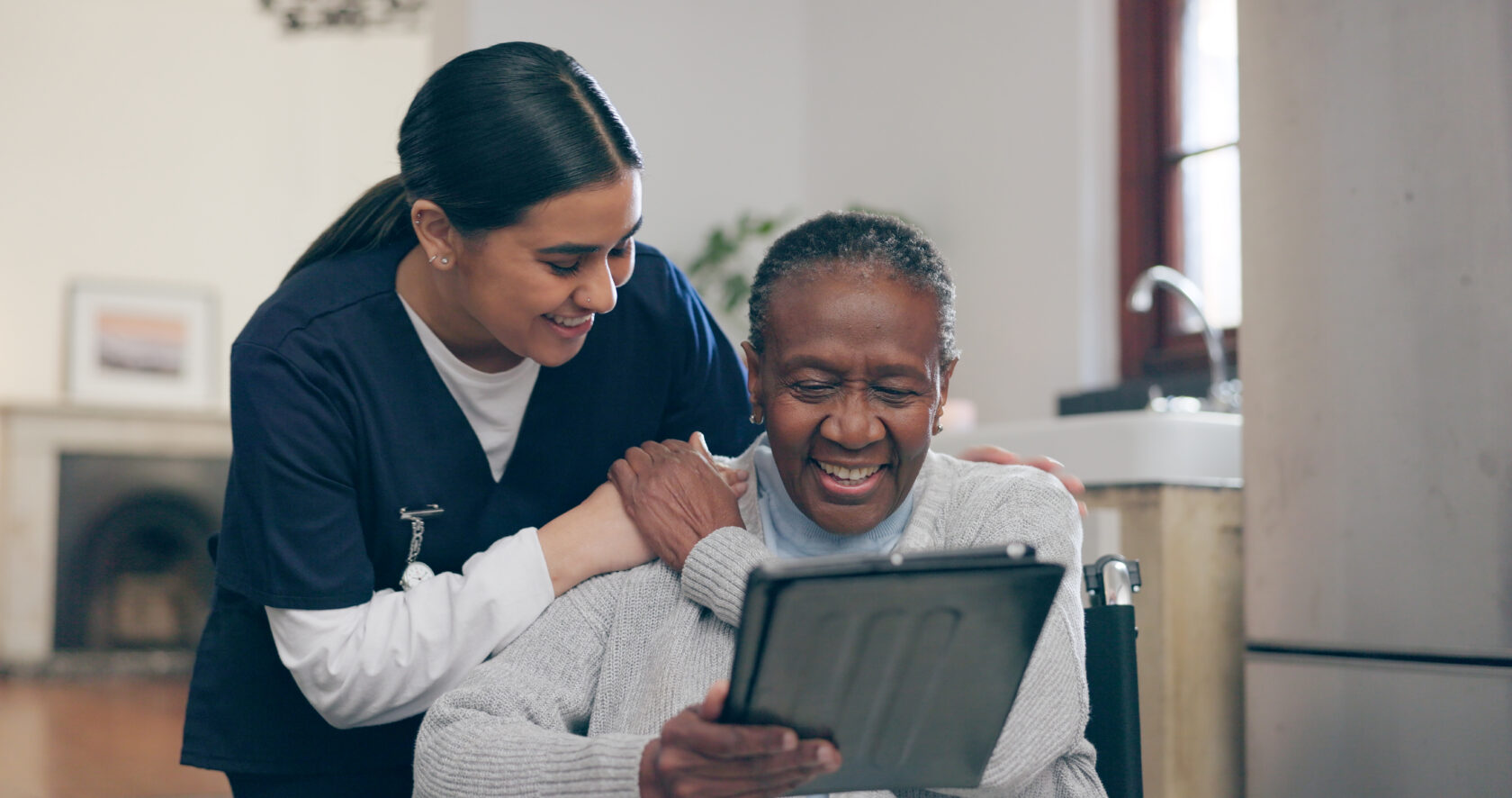 Tablette, discussion et infirmière avec un patient pour la recherche sur le diagnostic médical dans une maison de retraite Consultation, technologie numérique et soignante discutent avec une femme noire âgée dans une clinique de réadaptation